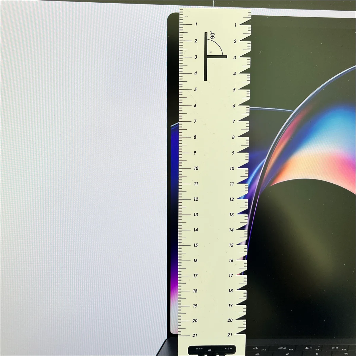 Dell XPS14 (2026)の画面縦幅と上部ベゼル幅の長さと比率を測定している様子