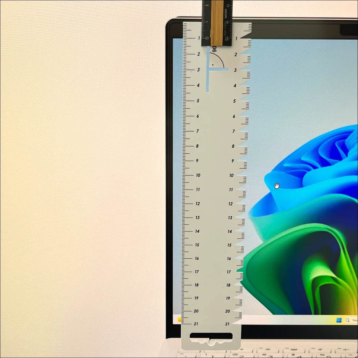 HP OmniBook7 Aero13-bgの画面縦幅と上部ベゼル幅の長さと比率を測定している様子