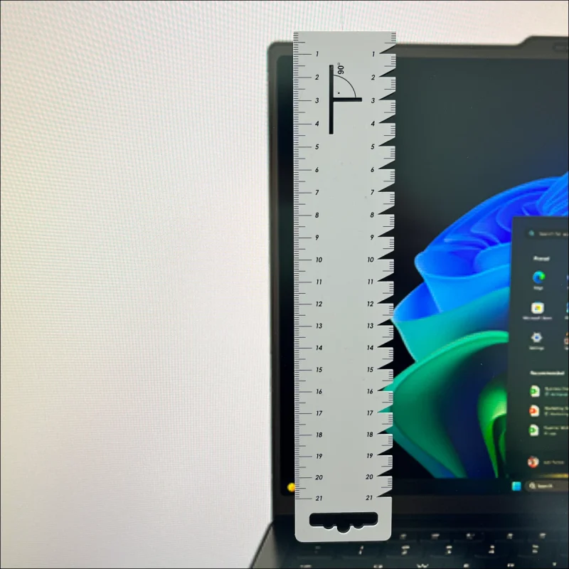 ThinkPad X1 Carbon Gen 14 Aura Editionの画面縦幅と上部ベゼル幅の長さと比率を測定している様子