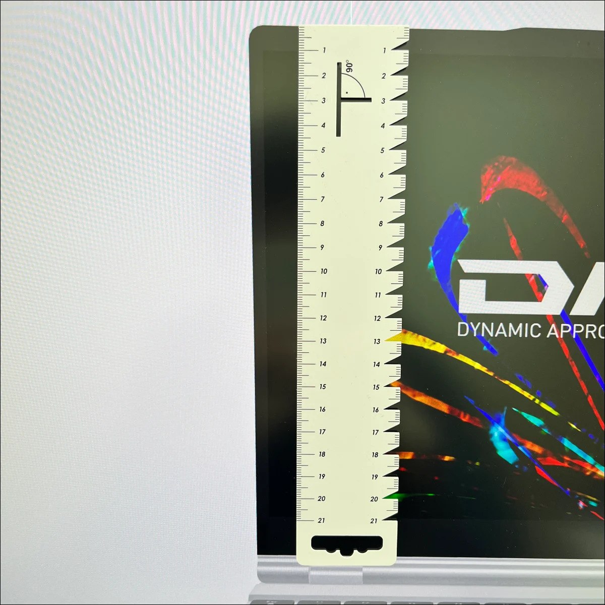 DAIV Z4 A9A01SR-B(2025)の画面縦幅と上部ベゼル幅の長さと比率を測定している様子